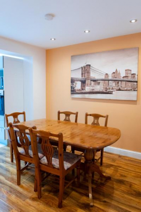 Deluxe 4 Bedroom House in Filton BS34 Oakley Lodge